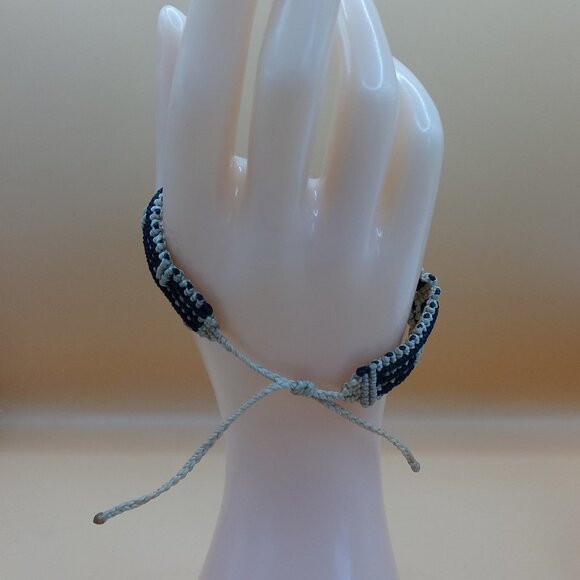 Handmade Woven Macramé Thread Bracelet with Geometric Patterns - Picture 4 of 8